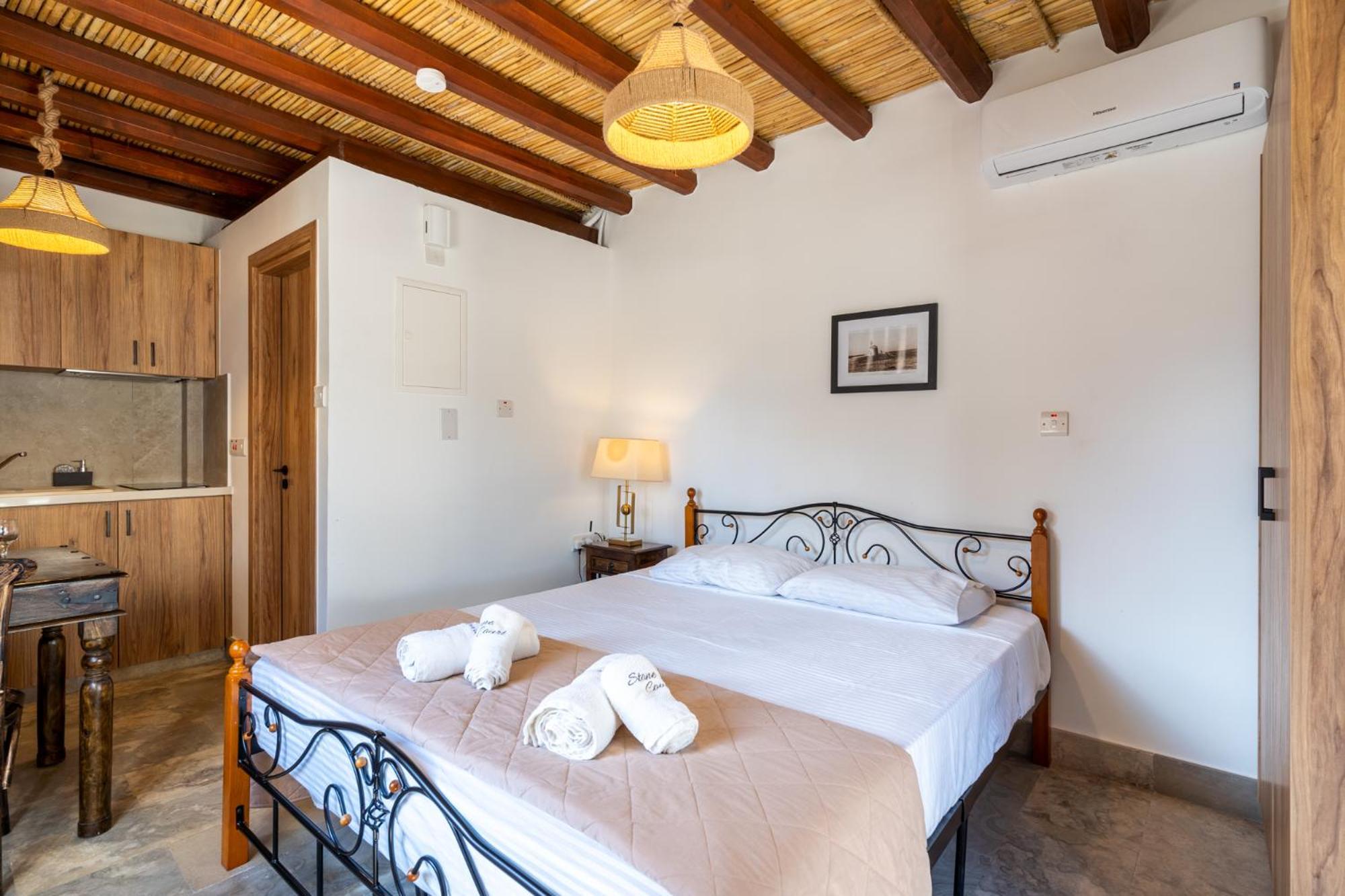 Stone Court Boutique Studios Милиу Экстерьер фото