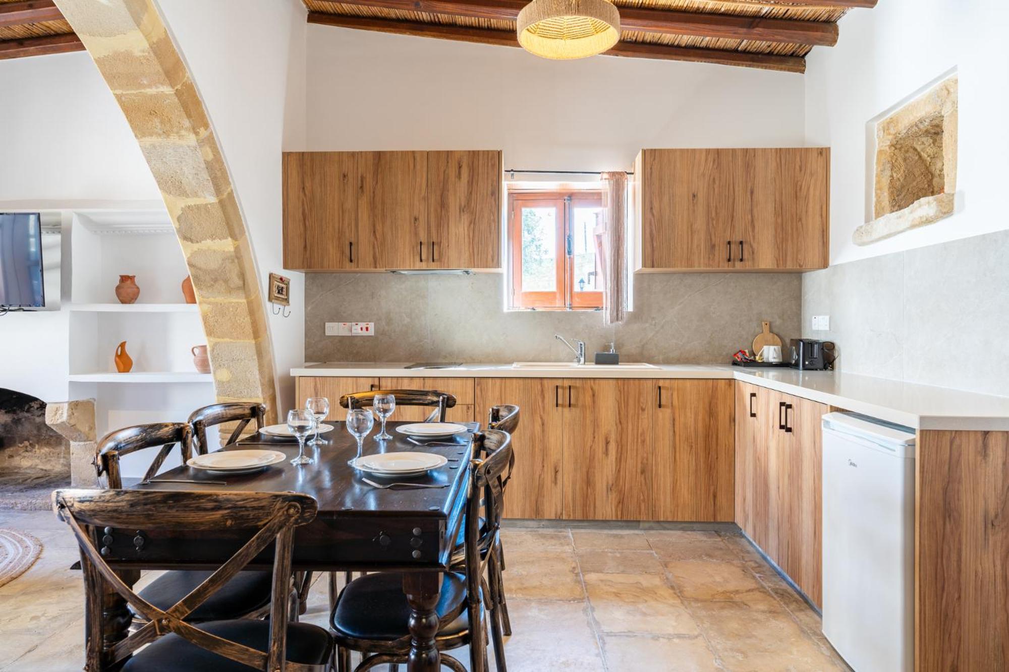 Stone Court Boutique Studios Милиу Экстерьер фото