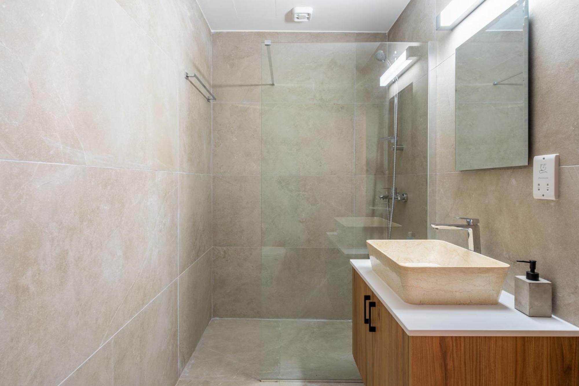 Stone Court Boutique Studios Милиу Экстерьер фото