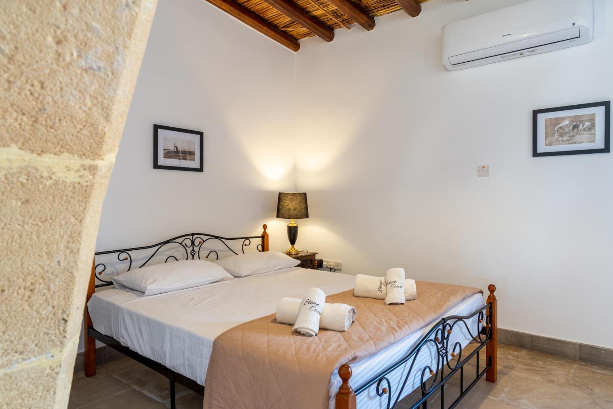 Stone Court Boutique Studios Милиу Экстерьер фото