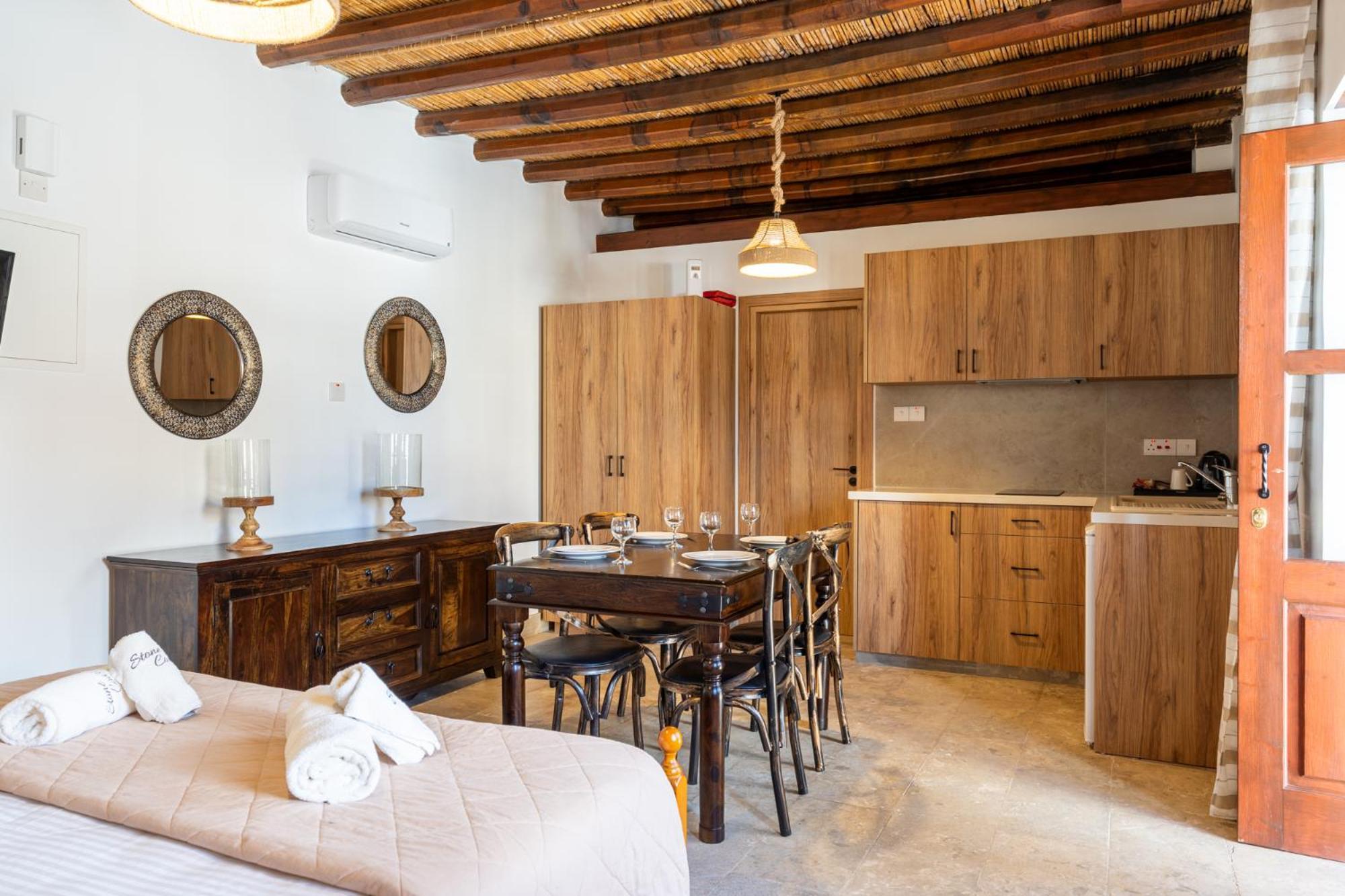 Stone Court Boutique Studios Милиу Экстерьер фото