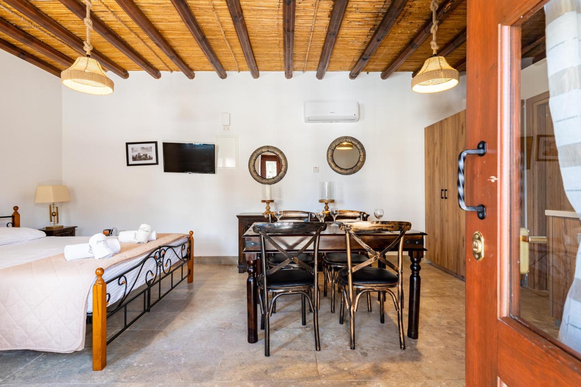 Stone Court Boutique Studios Милиу Экстерьер фото