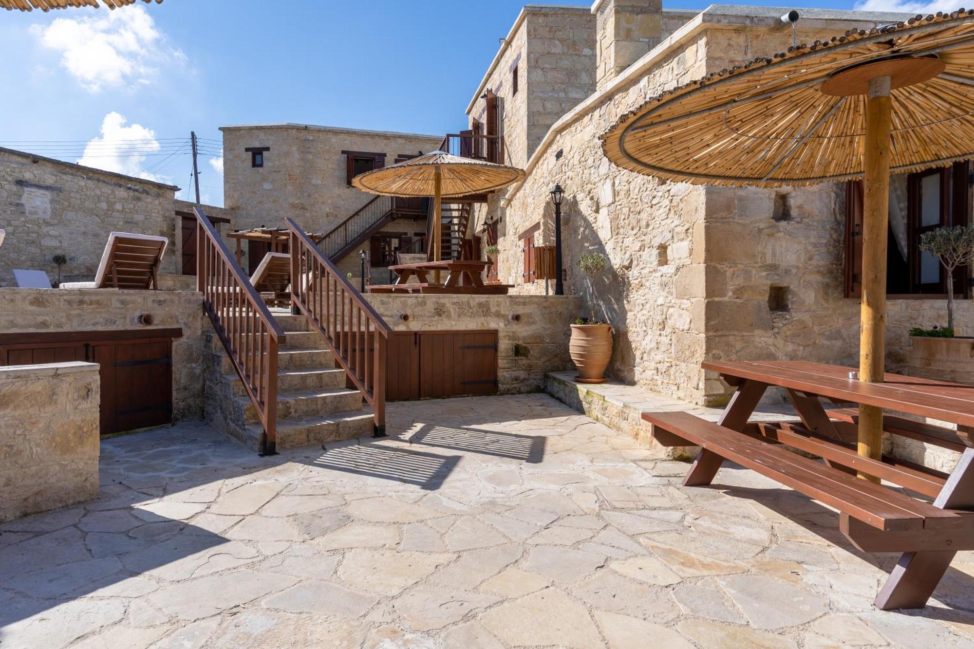 Stone Court Boutique Studios Милиу Экстерьер фото