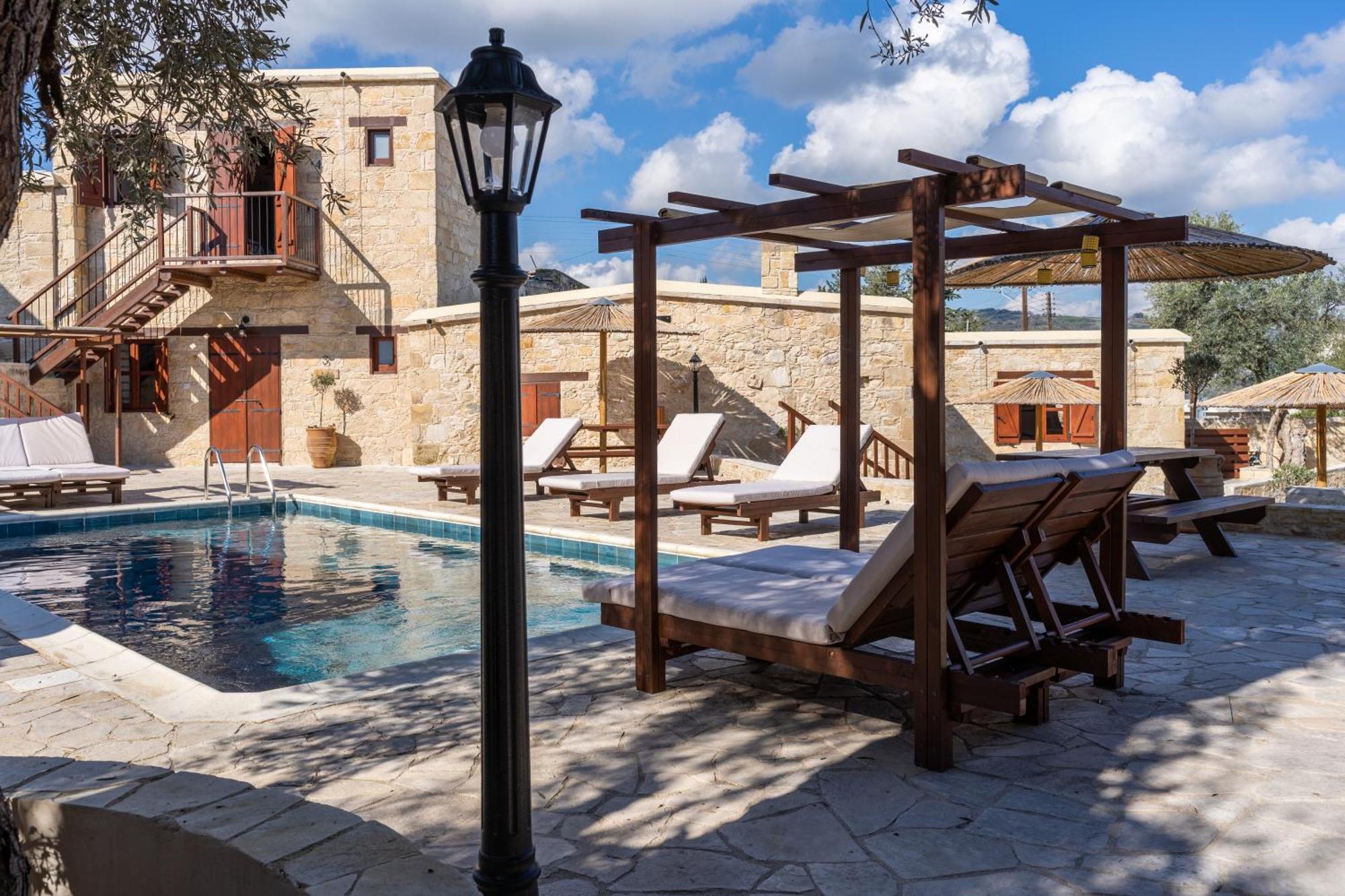Stone Court Boutique Studios Милиу Экстерьер фото